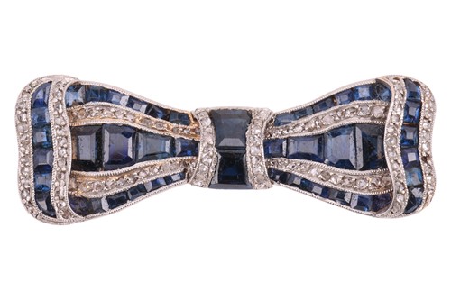 Lot 46 - An early 20th Century sapphire and diamond bow...