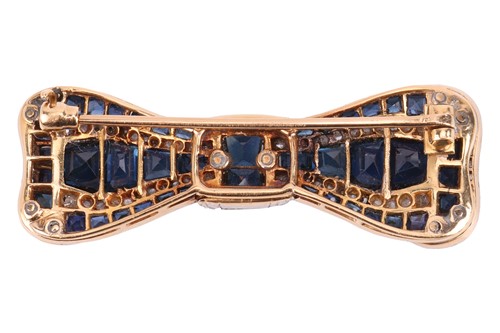 Lot 46 - An early 20th Century sapphire and diamond bow...