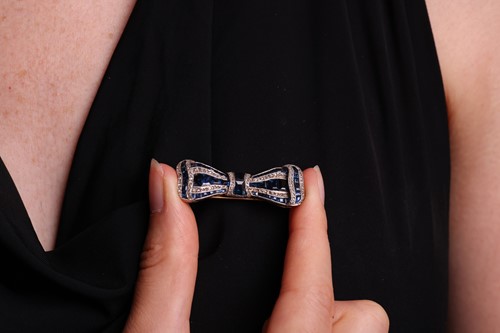 Lot 46 - An early 20th Century sapphire and diamond bow...