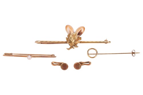 Lot 28 - A group of antique brooches and other...