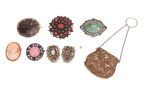 Lot 30 - A collection of jewellery items; including, a...