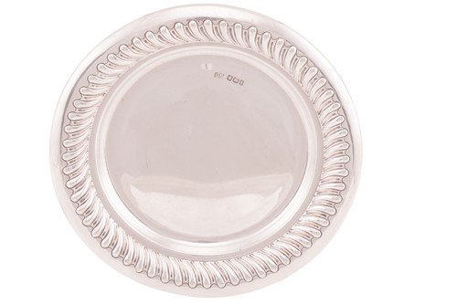 Lot 232 - A silver waiter/dish, Sheffield 1900, by...