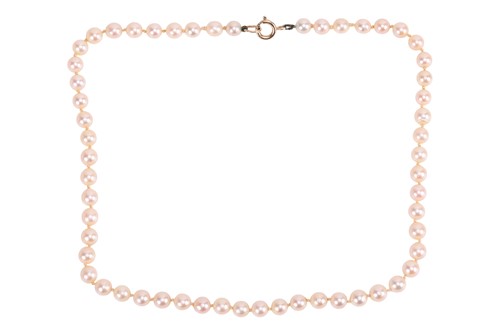 Lot 43 - A cultured Akoya pearl necklace, featuring...