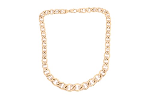 Lot 143 - A graduated link necklace, in a hollow curb...