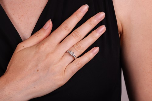 Lot 132 - An illusion-set diamond ring, set with four...