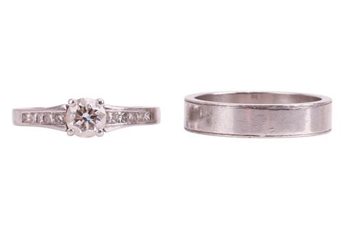 Lot 164 - A diamond solitaire ring with matching band,...
