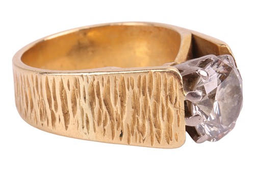 Lot 76 - A single stone diamond ring, featuring a round...
