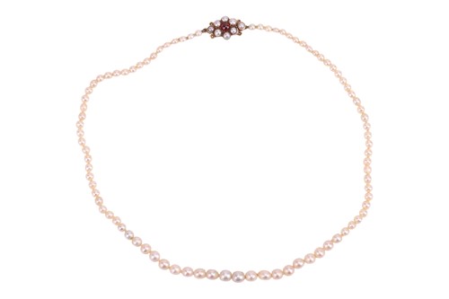 Lot 23 - A cultured pearl necklace, featuring a row of...