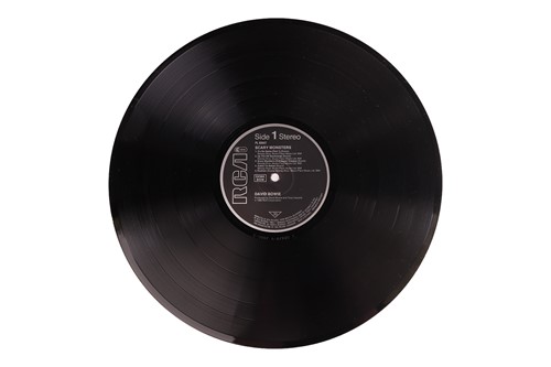 Lot David Bowie: a signed copy of the 1980 Scary...