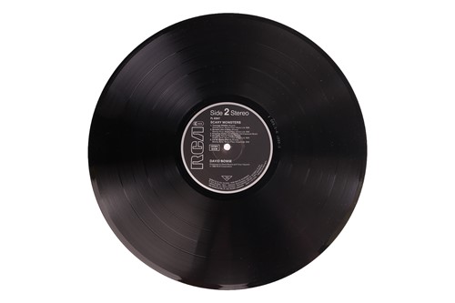 Lot David Bowie: a signed copy of the 1980 Scary...