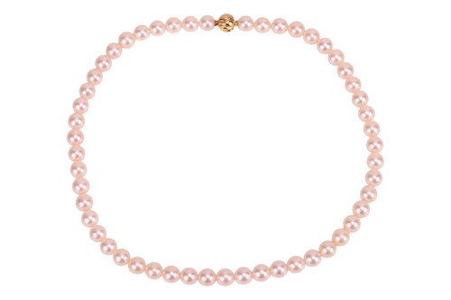 Lot Boodle & Dunthorne - A cultured pearl necklace,...