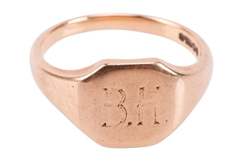 Lot 19 - A 9ct gold signet ring, featuring a central...