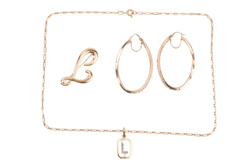 Lot 40 - A small group of jewellery, to include a pair...