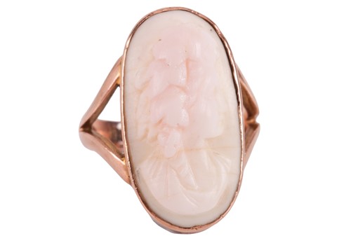 Lot 15 - A carved angel coral cameo ring in 9ct gold;...