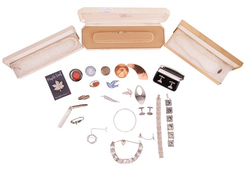 Lot 120 - A group lot of costume and silver jewellery,...