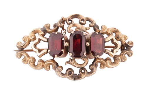 Lot 20 - A Victorian garnet-set brooch, hollow...