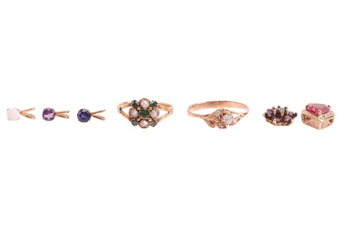 Lot 101 - A group lot of jewellery items including two...