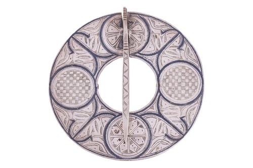 Lot An 18th-century Scottish niello plaid brooch,...