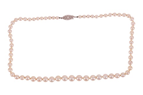 Lot 138 - A cultured pearl necklace, featuring a row of...