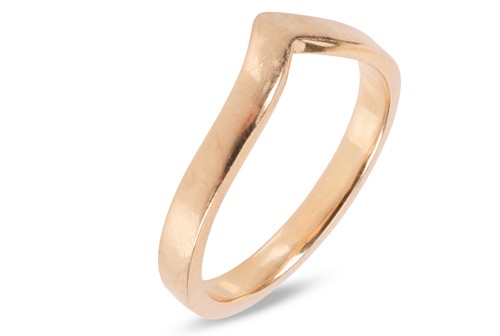 Lot 4 - A gold chevron ring, the polished 18ct yellow...