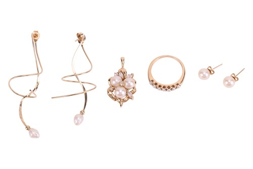 Lot 94 - A group lot of pearl set jewellery to include...
