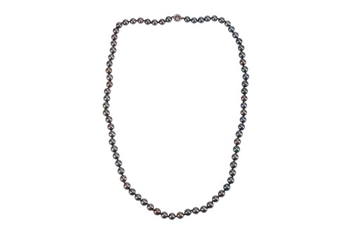 Lot 39 - A cultured Tahitian pearl necklace, featuring...