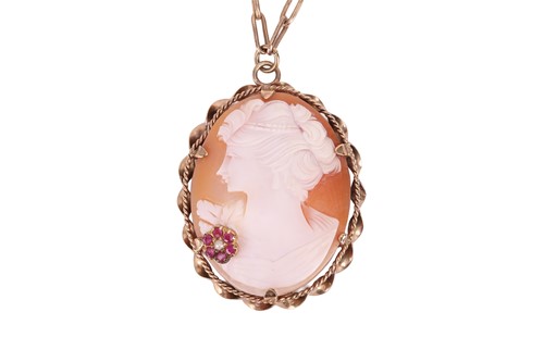 Lot 10 - A cameo habillé pendant on chain, the oval...