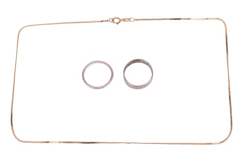 Lot 28 - A small group of jewellery items including two...