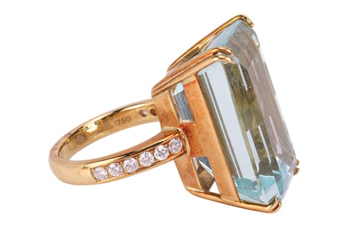 Lot A large aquamarine and diamond cocktail ring,...