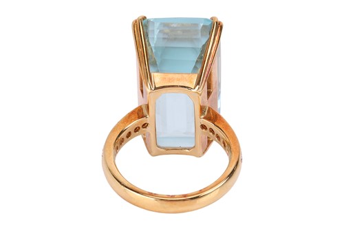Lot A large aquamarine and diamond cocktail ring,...