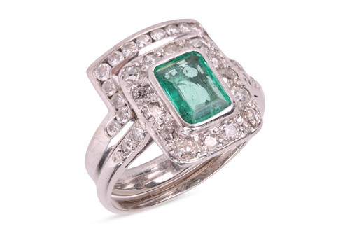 Lot 61 - An emerald & diamond-set ring, with a...