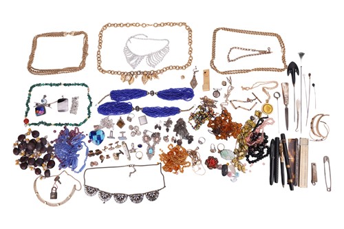 Lot 122 - A large quantity of costume jewellery and...