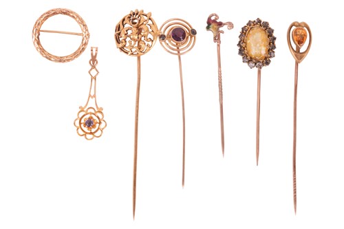 Lot 23 - A small group of jewellery items, to include...