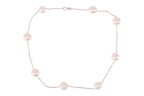 Lot 160 - A pearl necklace, featuring eight cultured...