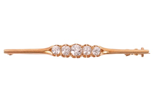 Lot 25 - An Edwardian diamond bar brooch, the five...