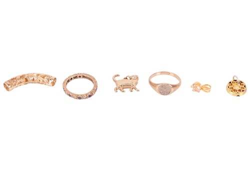 Lot 21 - A small aggregate of gold jewellery items; to...
