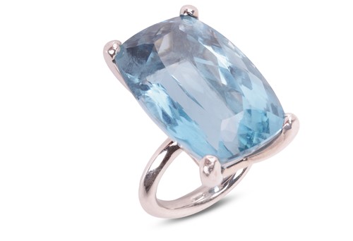 Lot 182 - A blue topaz cocktail ring, featuring a...