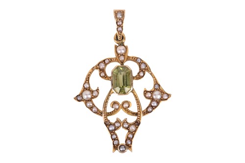 Lot 93 - An Edwardian peridot and seed pearl pendant,...