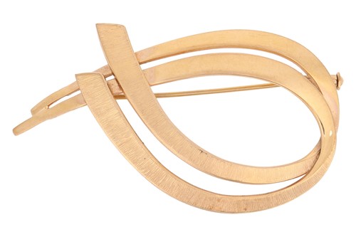 Lot 79 - A scroll brooch in 9ct yellow gold, of loop...