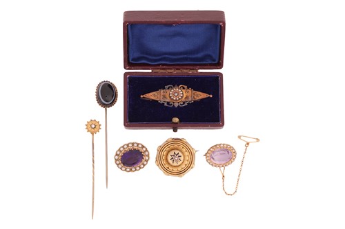 Lot 38 - A colleciton of antique brooches and stick...
