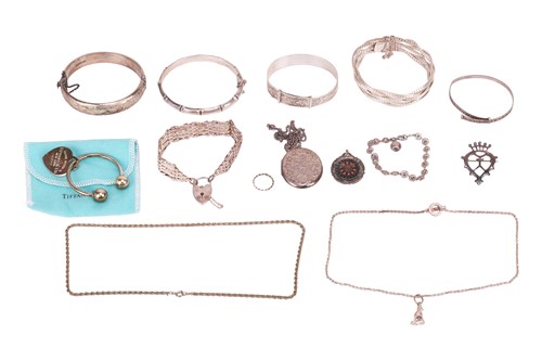 Lot 137 - A group of silver and white metal jewellery,...