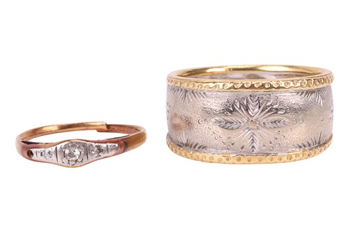 Lot 112 - A bi-colour band ring, the inner panel...