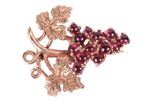 Lot 95 - A 9ct gold fruiting grapevine brooch set with...