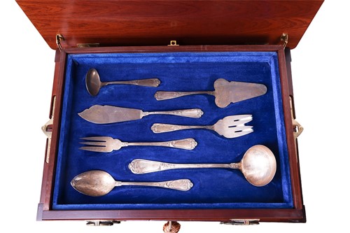 Lot 287 - A Spanish silver canteen by Cruz de Malta,...
