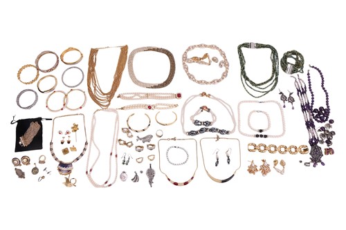 Lot 124 - A large collection of costume jewellery to...