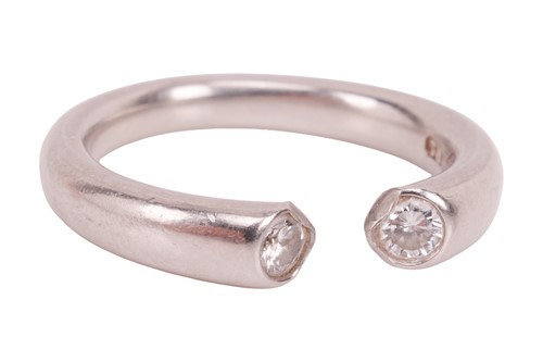 Lot A torque-style diamond-set ring, the platinum...