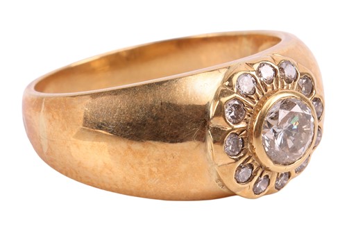 Lot A diamond single stone ring, the raised collet-...
