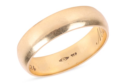 Lot A wedding ring in yellow metal, the D-section...