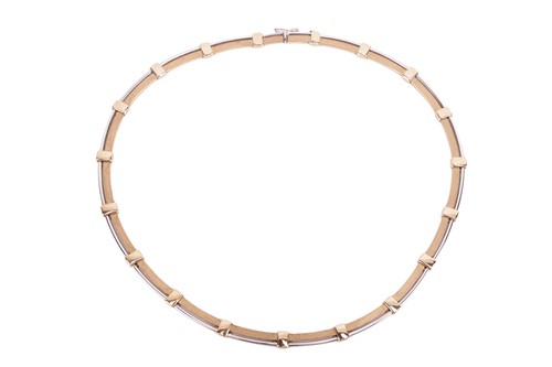 Lot A bi-coloured gold necklace - designed as two...